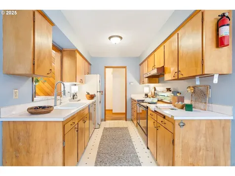 2002 SE Spokane Street Portland OR 97202
