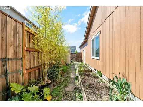 1863 S 61st Street Springfield OR 97478