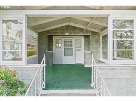 1114 SE Bidwell Street Portland OR 97202