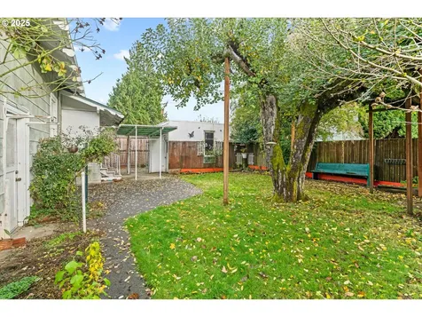 1114 SE Bidwell Street Portland OR 97202