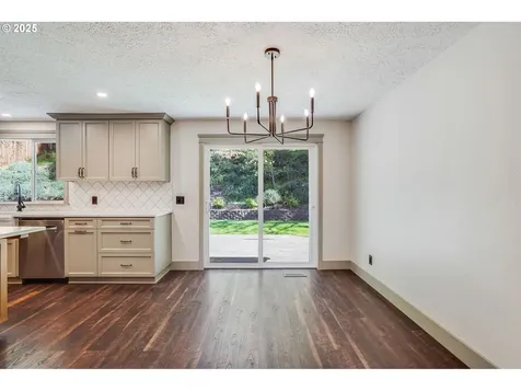 241 Silver Loop Silverton OR 97381