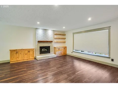 241 Silver Loop Silverton OR 97381