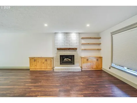 241 Silver Loop Silverton OR 97381