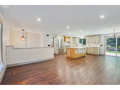 241 Silver Loop Silverton OR 97381