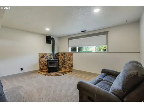 241 Silver Loop Silverton OR 97381
