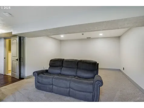 241 Silver Loop Silverton OR 97381