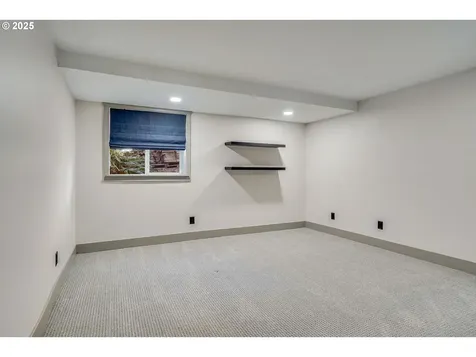 241 Silver Loop Silverton OR 97381