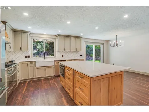 241 Silver Loop Silverton OR 97381