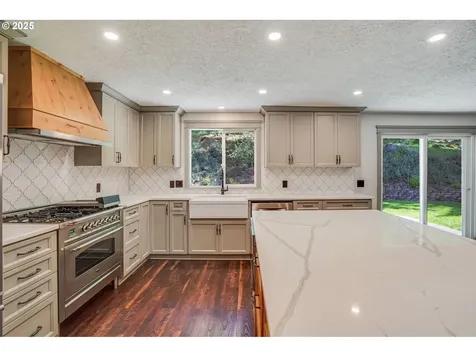 241 Silver Loop Silverton OR 97381