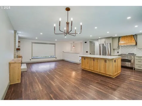 241 Silver Loop Silverton OR 97381