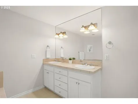 10494 NW Forestview Way Portland OR 97229