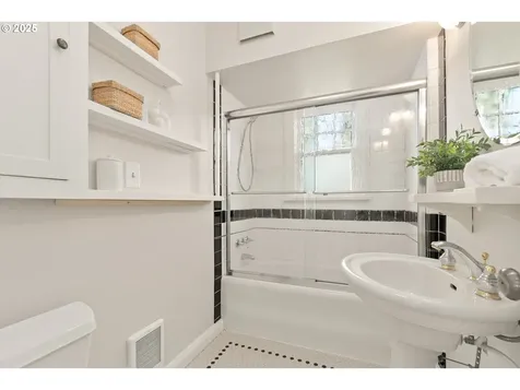 2033 E 19th Avenue Eugene OR 97403