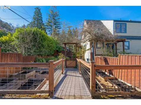 2033 E 19th Avenue Eugene OR 97403