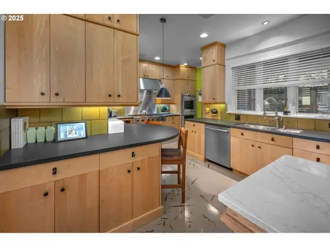 411 NE Laddington Court Portland OR 97232