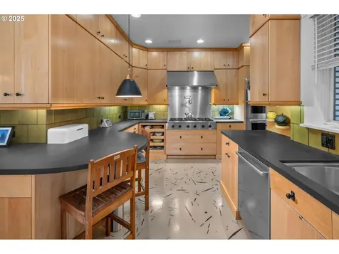 411 NE Laddington Court Portland OR 97232