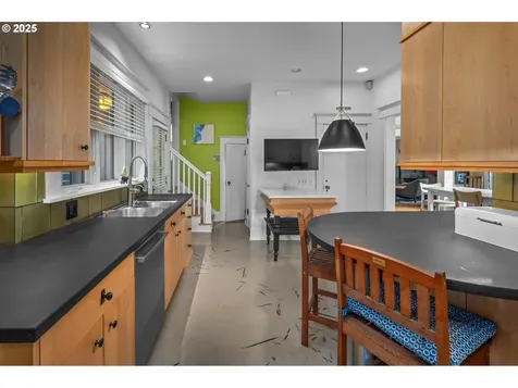 411 NE Laddington Court Portland OR 97232