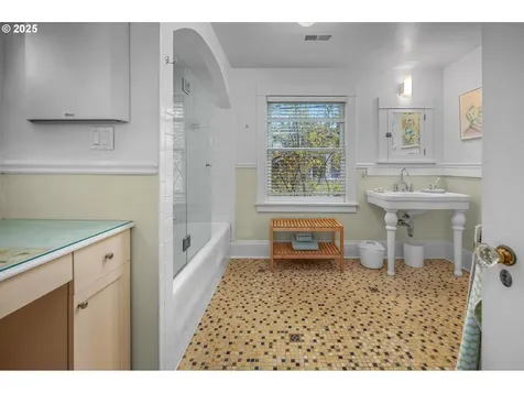 411 NE Laddington Court Portland OR 97232