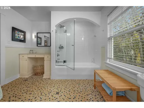 411 NE Laddington Court Portland OR 97232