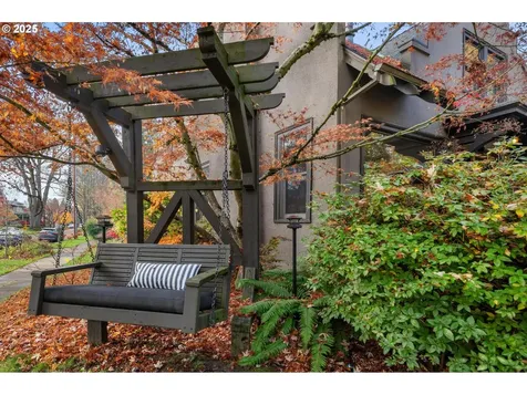 411 NE Laddington Court Portland OR 97232
