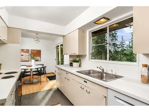 5522 SW Nebraska Street Portland OR 97221