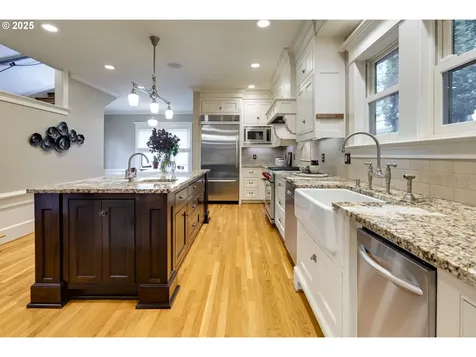 554 NE Royal Court Portland OR 97232