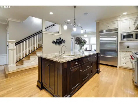 554 NE Royal Court Portland OR 97232