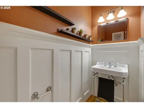 554 NE Royal Court Portland OR 97232