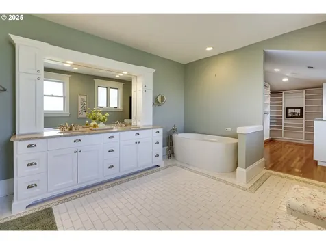 554 NE Royal Court Portland OR 97232