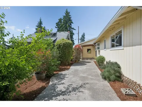 255 W Berkeley Street Gladstone OR 97027