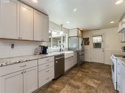 3249 64th Place NE Salem OR 97305