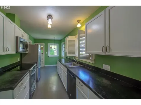 6115 SE 19th Avenue Portland OR 97202