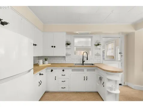 1127 SE Sherrett Street Portland OR 97202