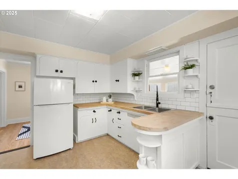 1127 SE Sherrett Street Portland OR 97202