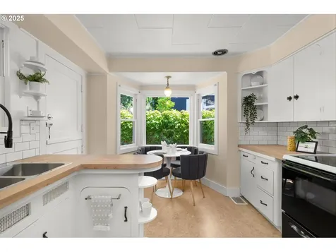 1127 SE Sherrett Street Portland OR 97202