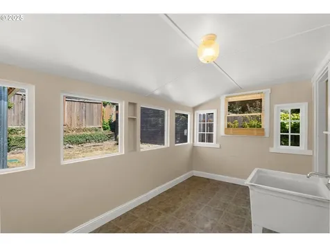 1127 SE Sherrett Street Portland OR 97202