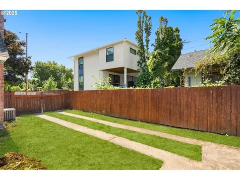 1127 SE Sherrett Street Portland OR 97202