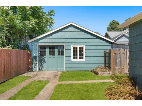 1127 SE Sherrett Street Portland OR 97202