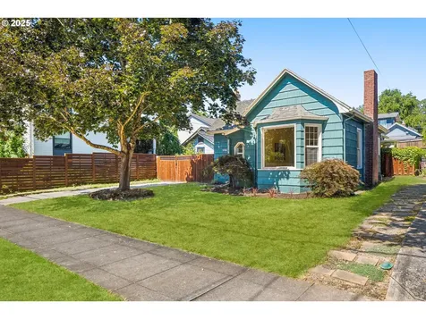1127 SE Sherrett Street Portland OR 97202