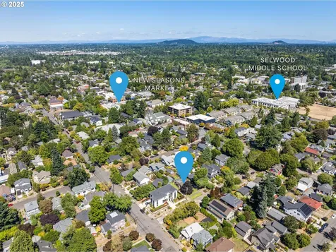 1127 SE Sherrett Street Portland OR 97202