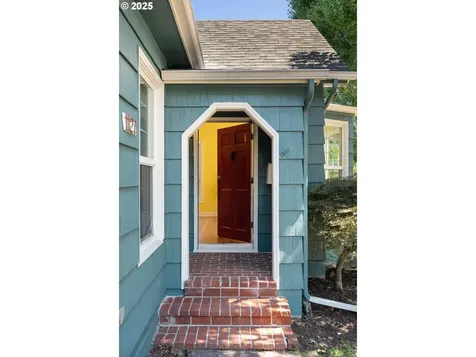 1127 SE Sherrett Street Portland OR 97202
