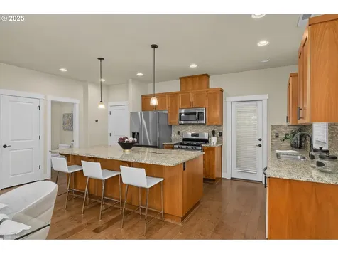 6792 NW Eleanor Avenue Portland OR 97229