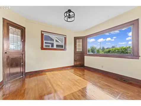 37 SE 81st Avenue Portland OR 97215
