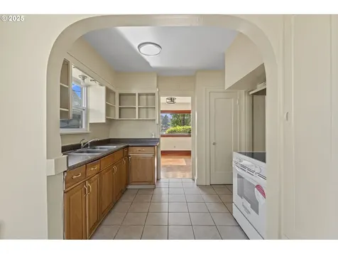 37 SE 81st Avenue Portland OR 97215