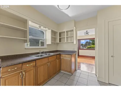 37 SE 81st Avenue Portland OR 97215
