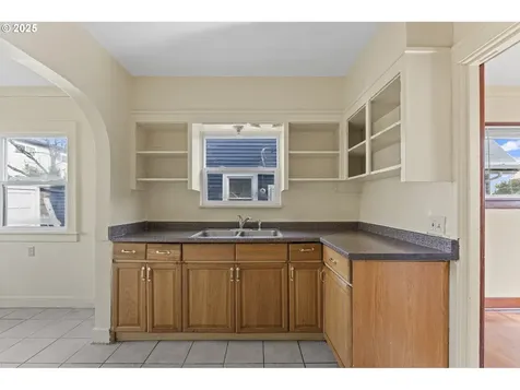 37 SE 81st Avenue Portland OR 97215