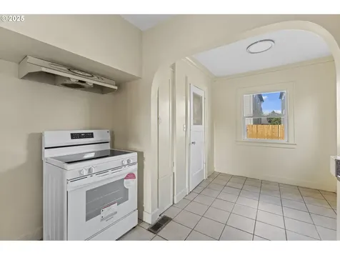 37 SE 81st Avenue Portland OR 97215