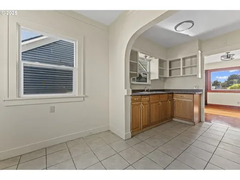 37 SE 81st Avenue Portland OR 97215