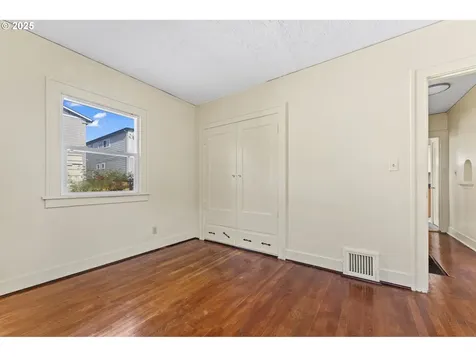 37 SE 81st Avenue Portland OR 97215