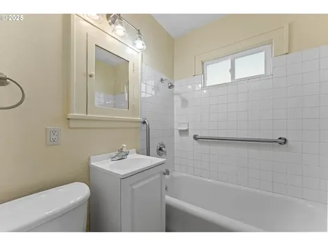 37 SE 81st Avenue Portland OR 97215