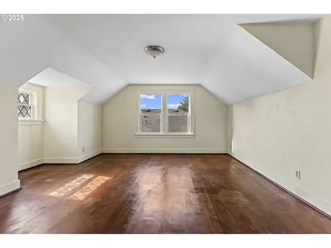 37 SE 81st Avenue Portland OR 97215